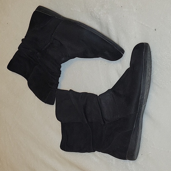 ID Required Shoes - Women's Size 9M suede booties. Worn twice, excellent condition 👌